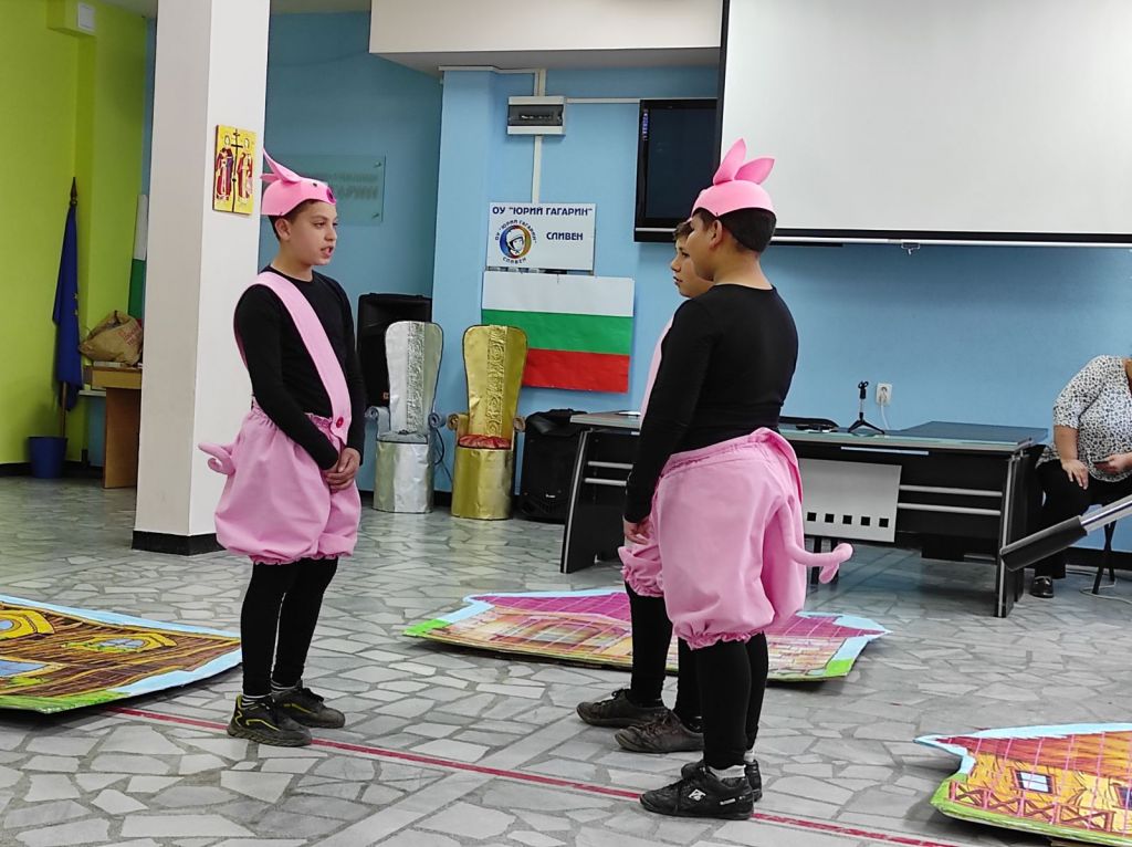 Деца с представление пред съучениците си 2