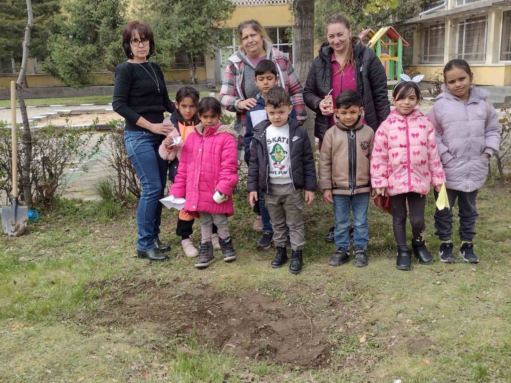Деца и родители засадиха дръвче в двора на ОУ "Юрий Гагарин" - Сливен 5