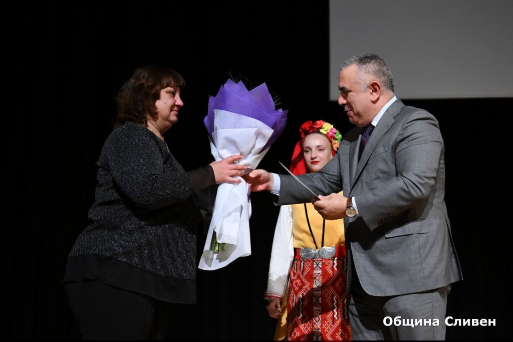 Учител от ОУ "Юрий Гагарин" с годишна награда от Община Сливен 2